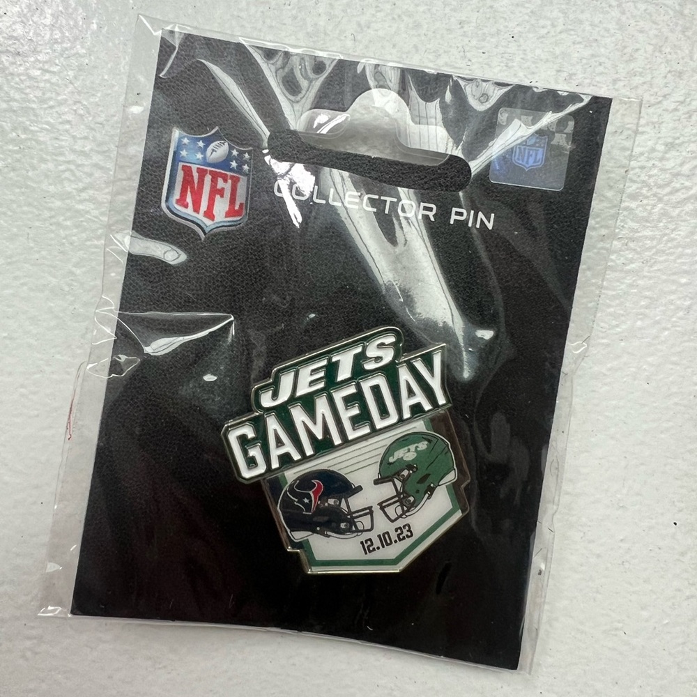 Jets Gameday Collector Pin - Picture 3 of 3